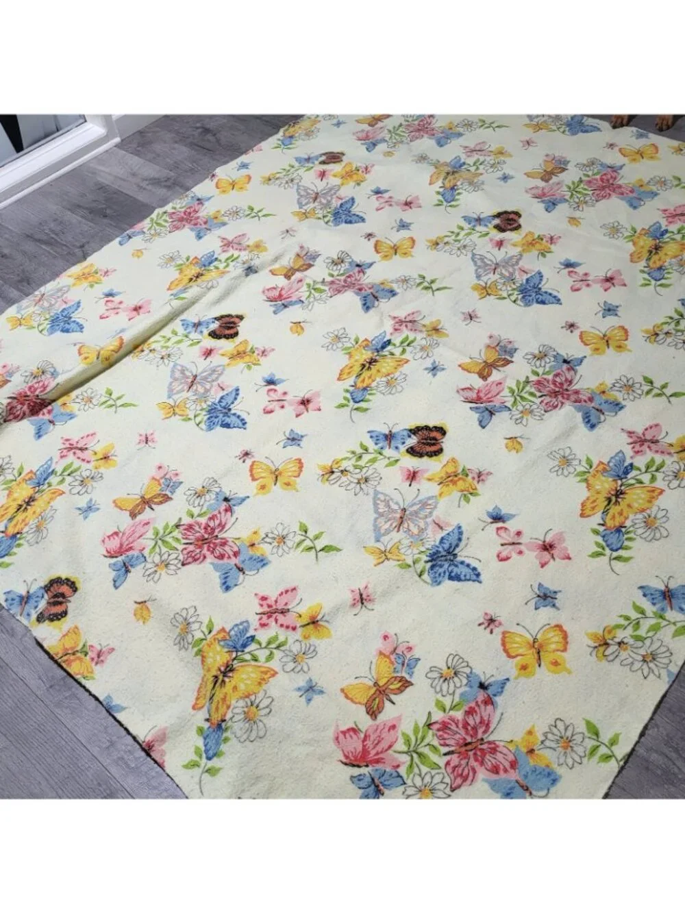 Vintage Cannon Mills Butterfly Blanket Twin Pale yellow Pilled Soft comfy